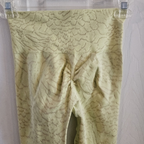 Gymshark Adapt Seamless Leggings Size Small Firefly Yellow - Picture 4 of 7